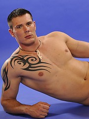 Mucled stud shows his sexy butt