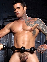 Hot muscled Alexsander Freitas