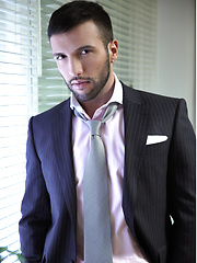 Office solo photo session. Donato Reyes.