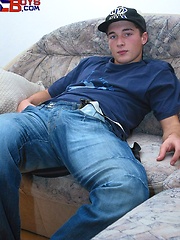 Sexy twink shows his nice body