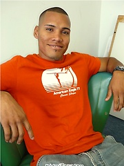 Muscular Roberto gets naked and strokes