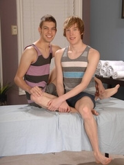 Hot american twinks Max Morgan and Corey Jakobs fucking after massage