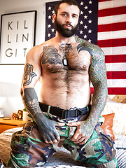 Military instructor Edward Terrant fucking Markus Kage - a skinny rookie