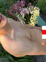 Amateur brit twink shows his sexy ass