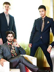 5 college guys get together for an evening of gay group sex action