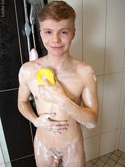 Amateur straight lad Wesplays with his dick in a shower