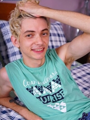 Elio Pjatteryd playing with his uncut dick